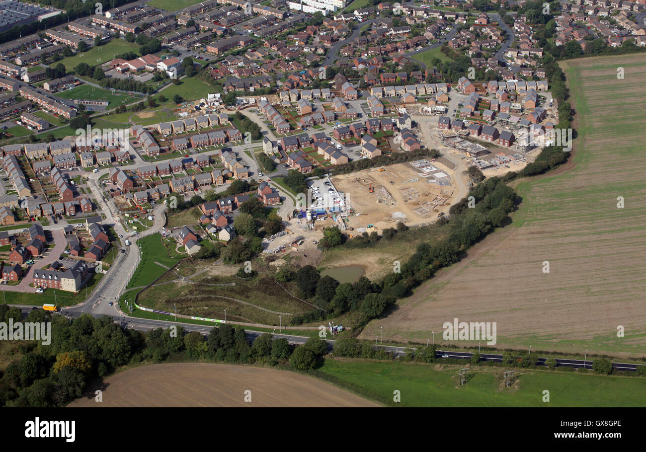 Vista aerea di un nuovo sviluppo di alloggiamento nella periferia di Leeds, West Yorkshire, Regno Unito Foto Stock