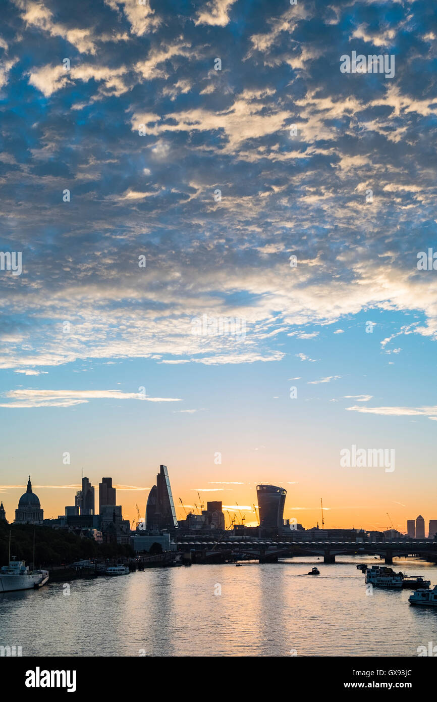 Sunrise sopra la città di Londra&fiume Thames, London, England, Regno Unito Foto Stock