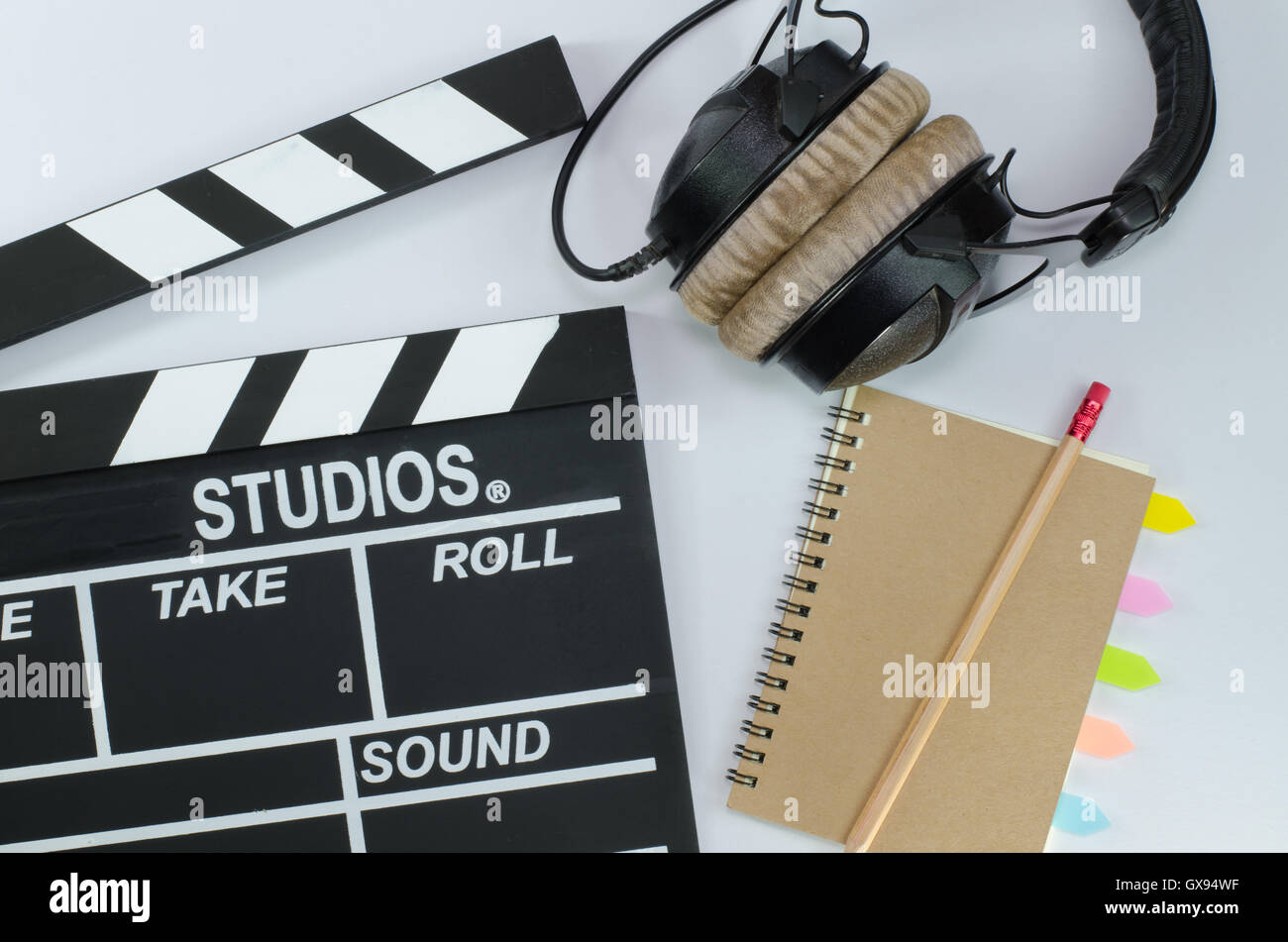 Film di ardesia e cuffie per notebook sfondi bianco Foto Stock