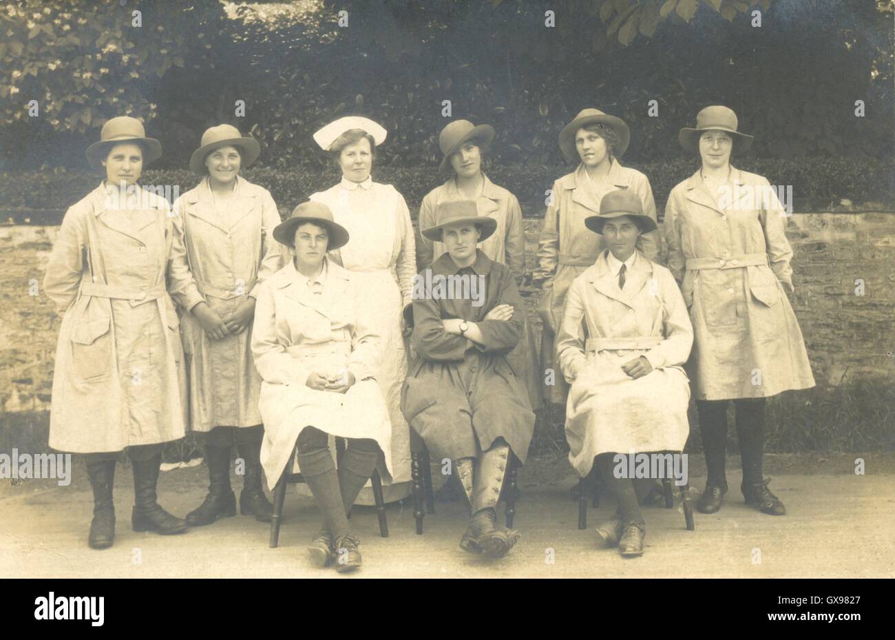 Cartolina ritratto di Womens nell esercito di lavoratori in uniforme Foto Stock