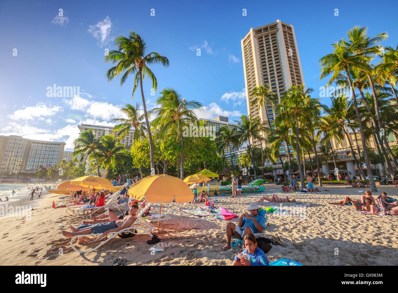 La spiaggia di Waikiki e a prendere il sole Foto Stock