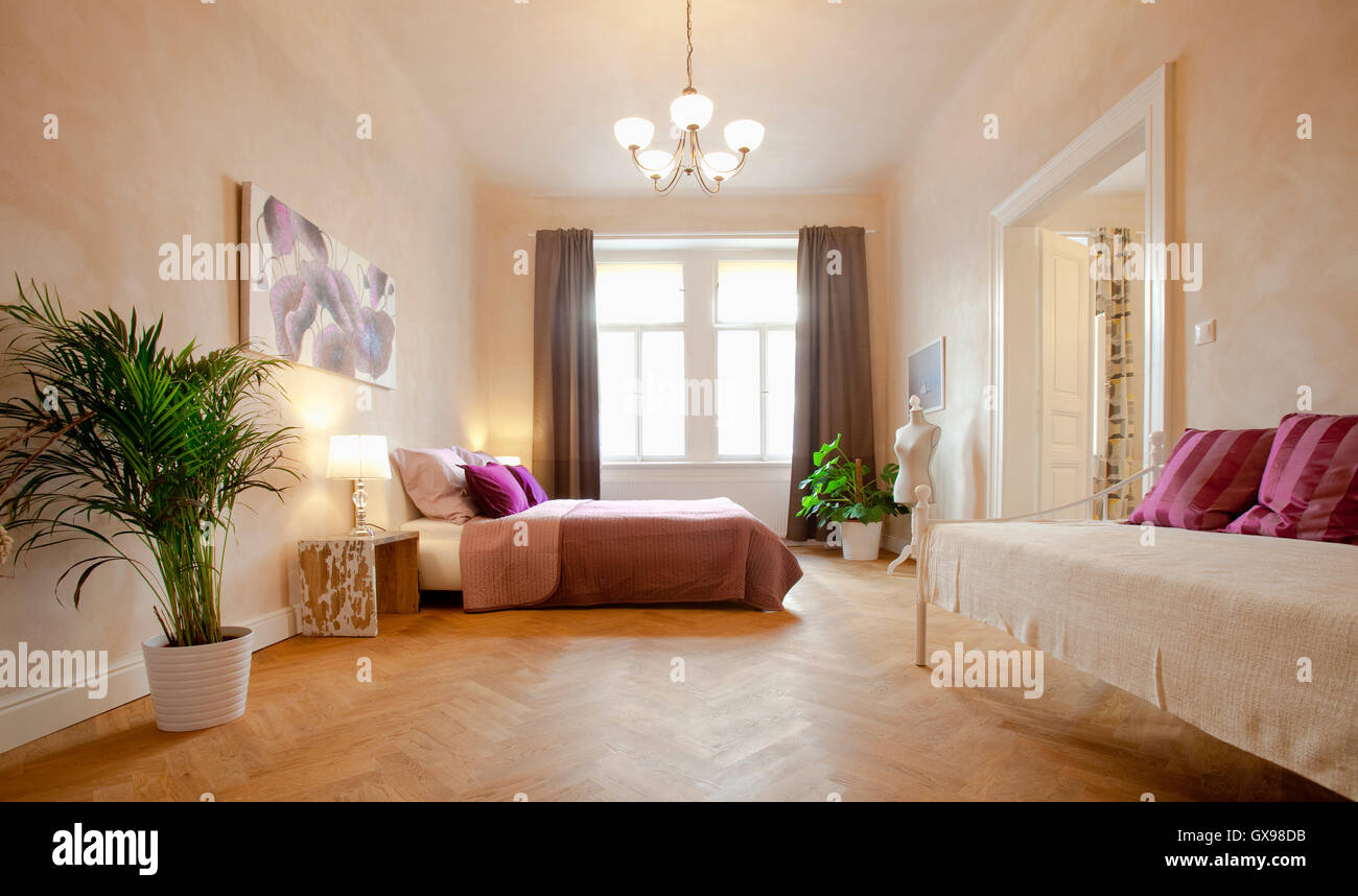 Appartamento interno- accogliente camera da letto in appartamento moderno Foto Stock