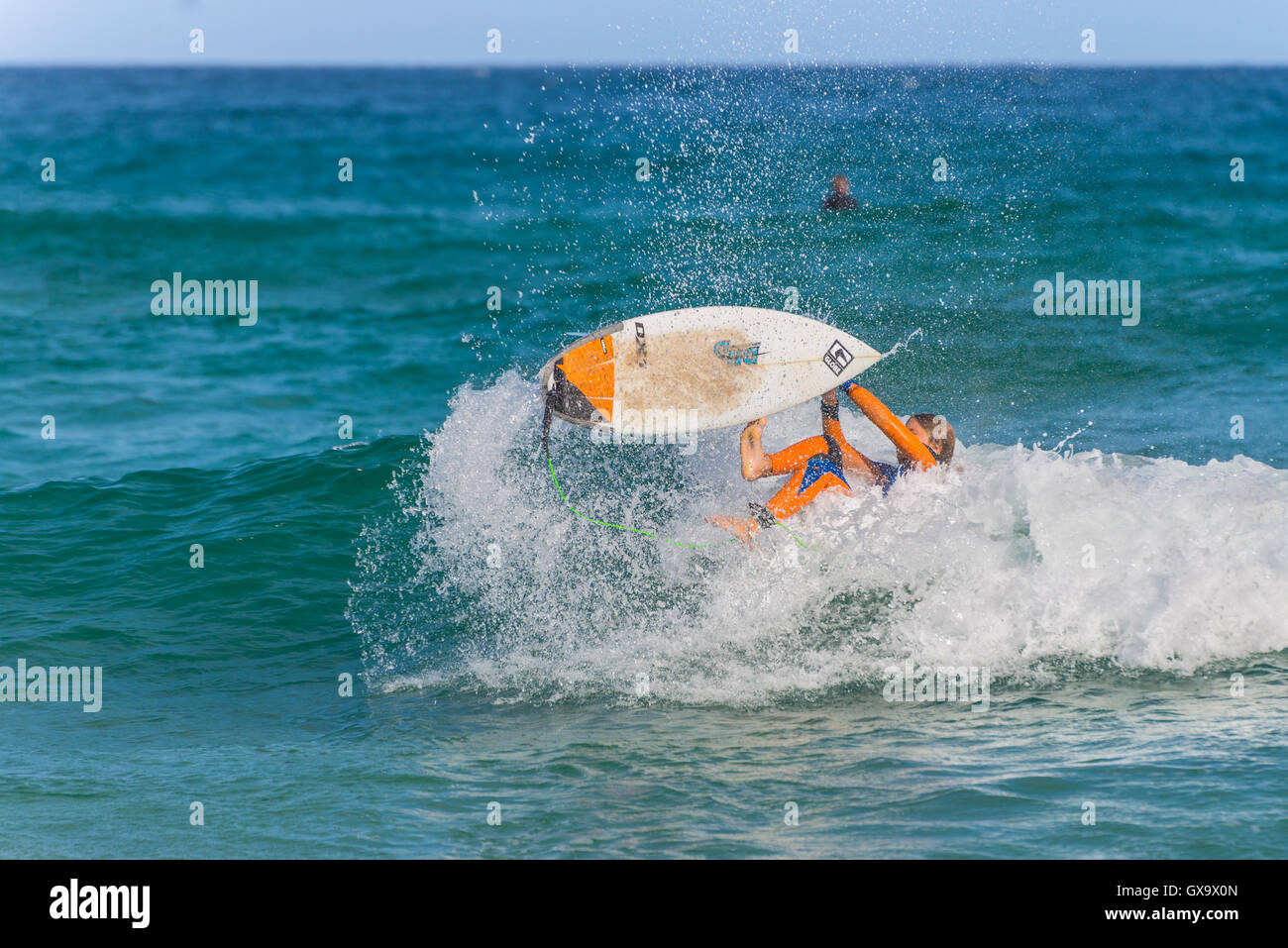 Surfer di cadere nella chiusura di onda, Bondi Beach nella periferia est di Sydney, Nuovo Galles del Sud, Australia. Foto Stock