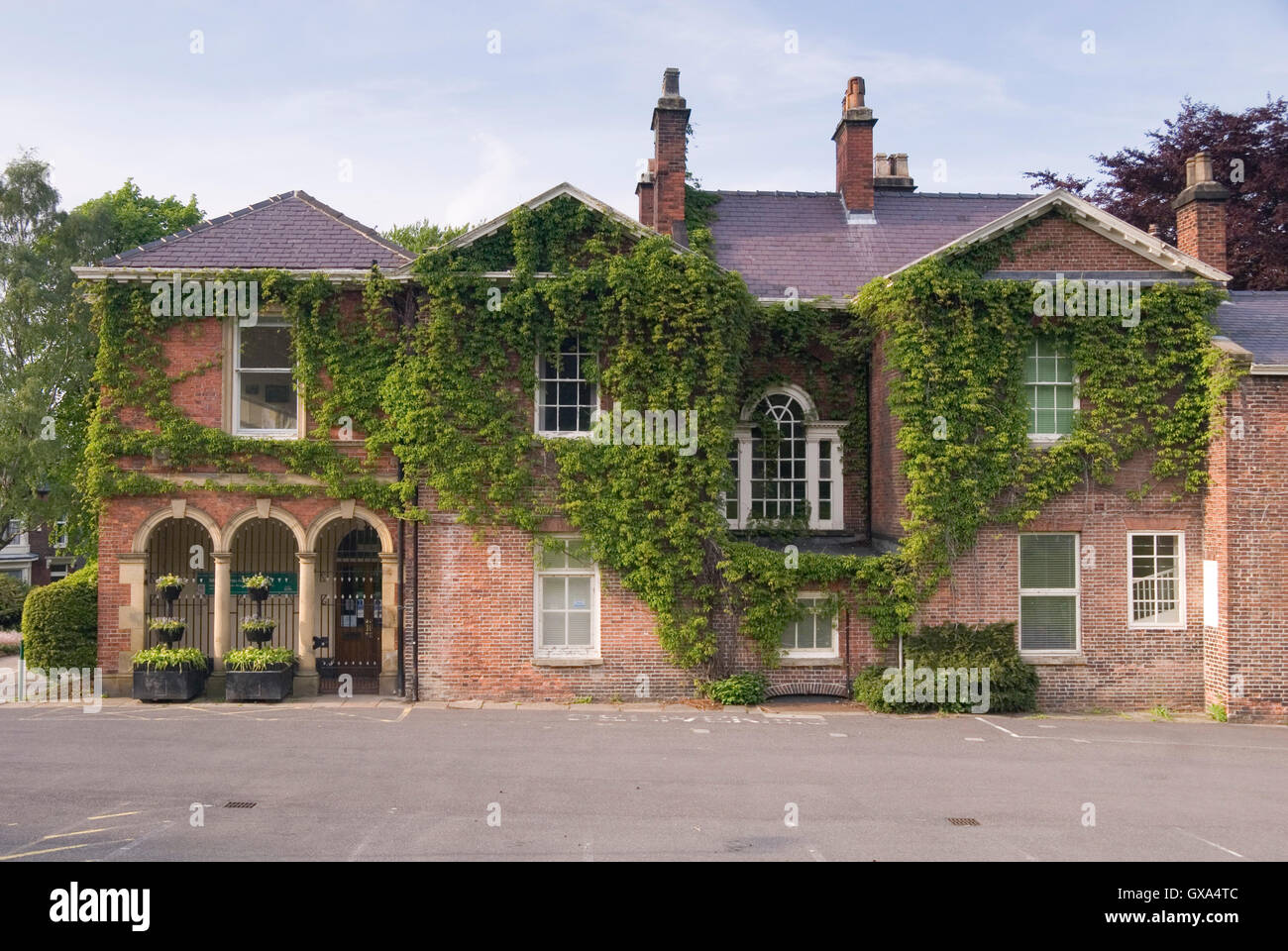 Sheffield, Regno Unito - 03 Maggio : Casa Meersbrook coperta di edera su 03.Maggio 2016 a Meersbrook Park. Ex casa del Ruskin collection Foto Stock