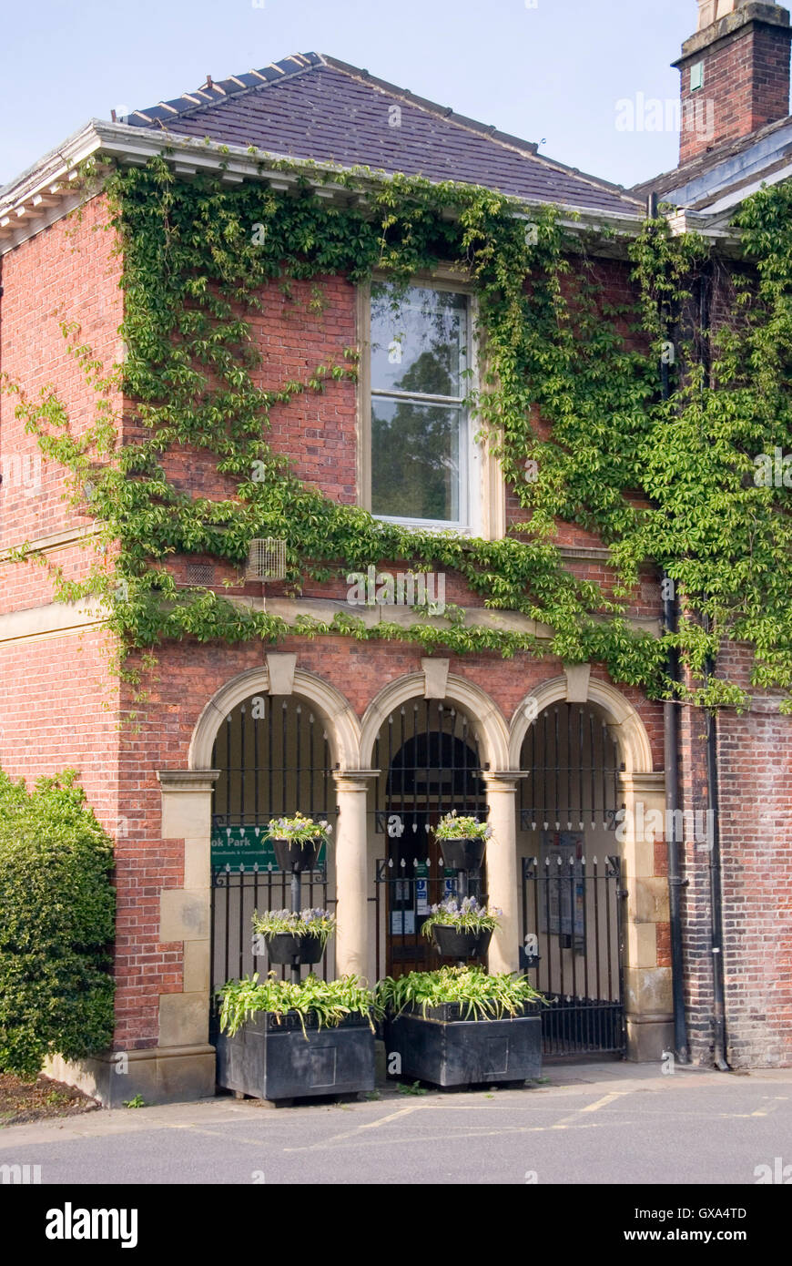 Sheffield, Regno Unito - 03 Maggio : Casa Meersbrook coperta di edera su 03.Maggio 2016 a Meersbrook Park. Ex casa del Ruskin collection Foto Stock