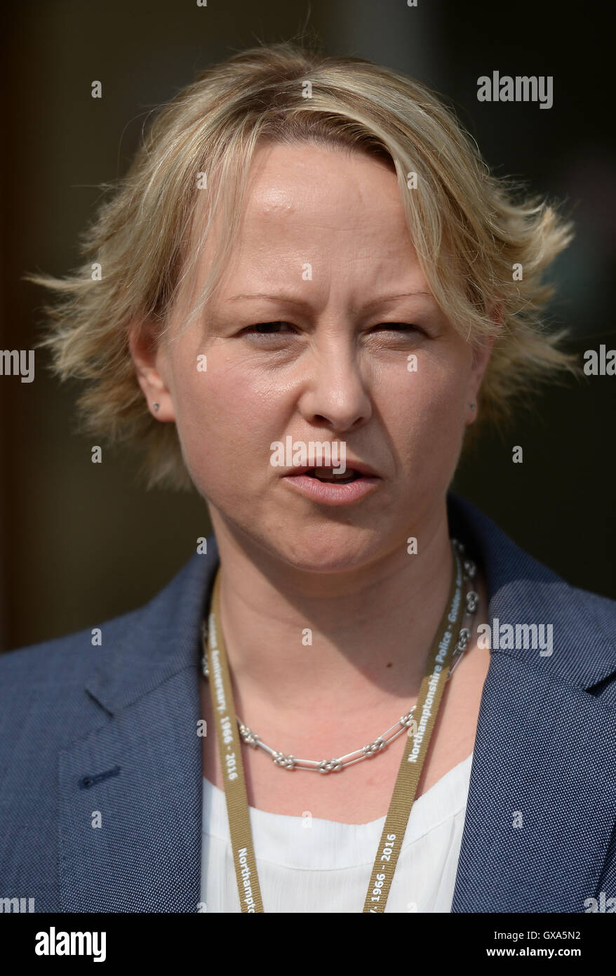 Jen Helm, Detective Ispettore Capo della Polizia del Northamptonshire recita un comunicato al di fuori di Northampton Crown Court dopo Susan Aucott e Claire Riley sono stati entrambi condannati per reati legati alla morte di baby Molly Mae Wotherspoon. Foto Stock