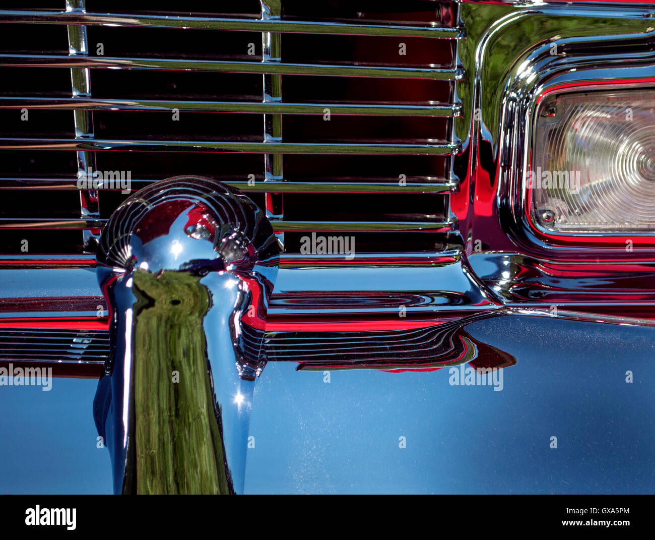 Paraurti cromato dettaglio sulla vecchia auto Foto Stock