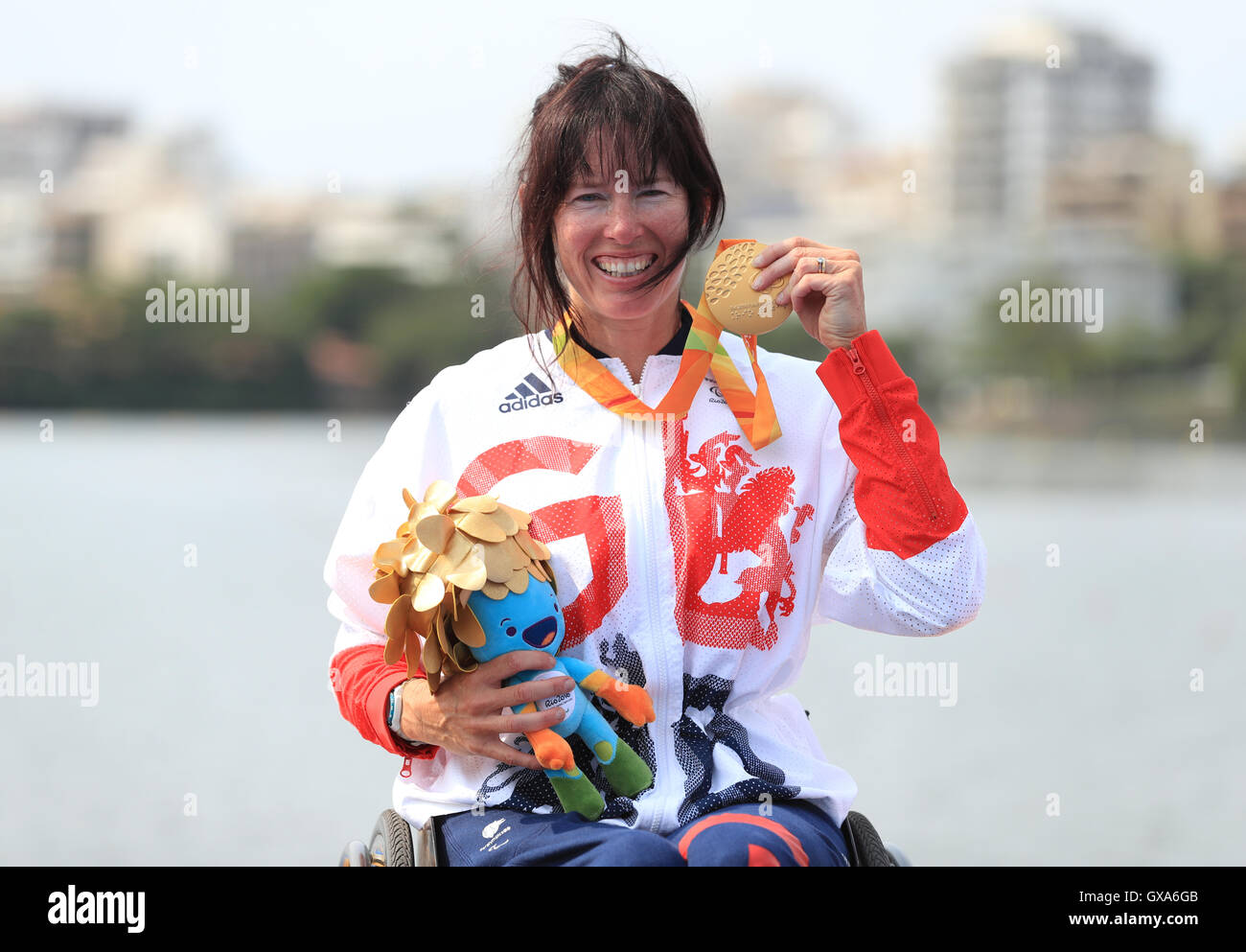 Gran Bretagna Jeanette Chippington festeggia con la sua medaglia d'oro nel femminile KL1 premiazione al Lagoa Stadium durante l'ottavo giorno del 2016 Rio Giochi Paralimpici di Rio de Janeiro in Brasile. Foto Stock