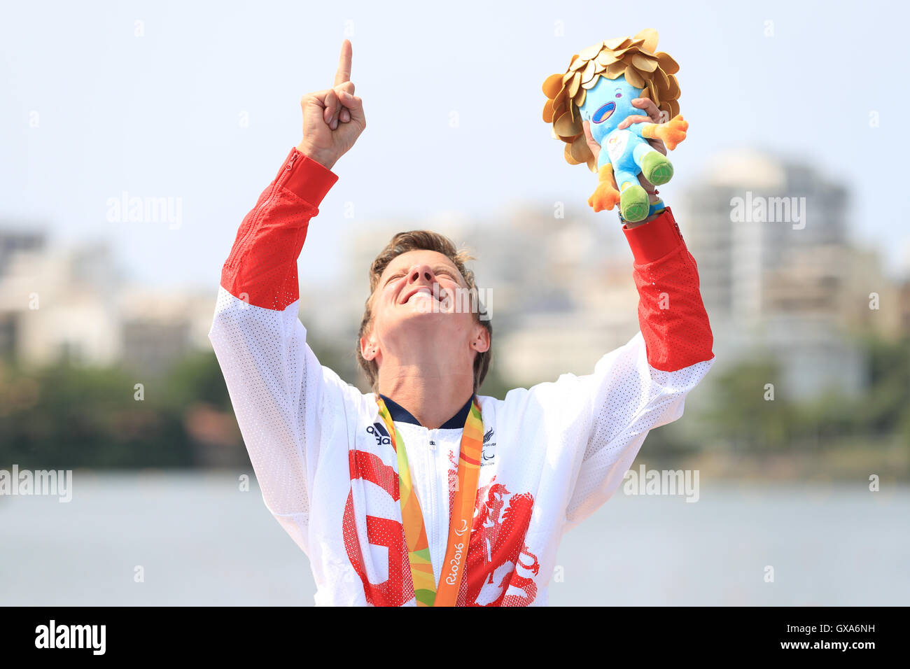 Gran Bretagna Emma Wiggs celebra vincendo oro durante la premiazione per donne KL2 a Lagoa Stadium durante l'ottavo giorno del 2016 Rio Giochi Paralimpici di Rio de Janeiro in Brasile. Foto Stock