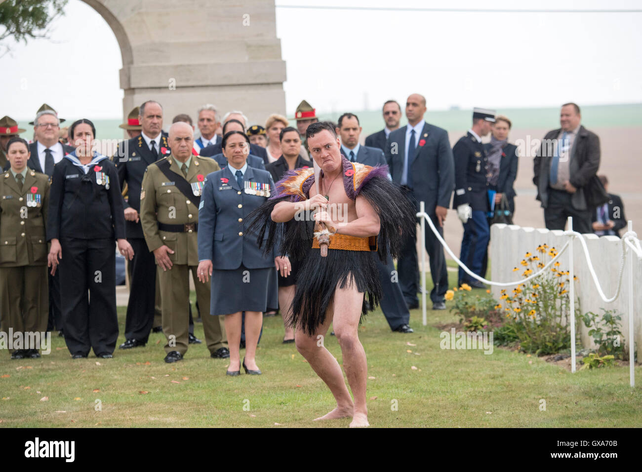 Un membro della cultura Maori il gruppo svolge in Nuova Zelanda Somme commemorazioni presso la valle di Caterpillar Commonwealth War Graves Commissione cimitero in Longueval, in Francia, in occasione del centenario della prima guerra mondiale il conflitto. Foto Stock