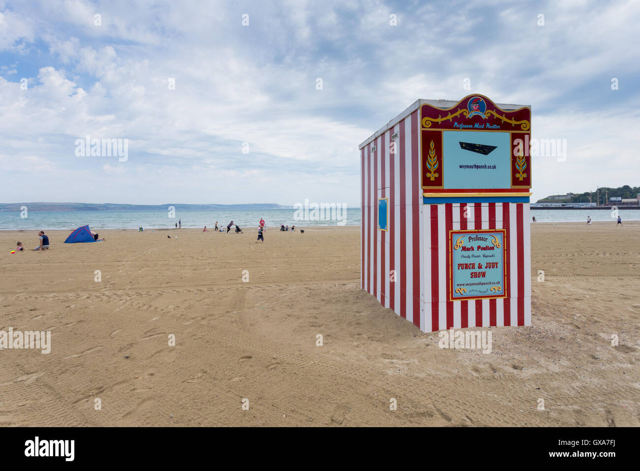 Punch e Judy in stallo sulla spiaggia di Weymouth, chiuso a causa della fine della stagione di vacanze ha finito Foto Stock