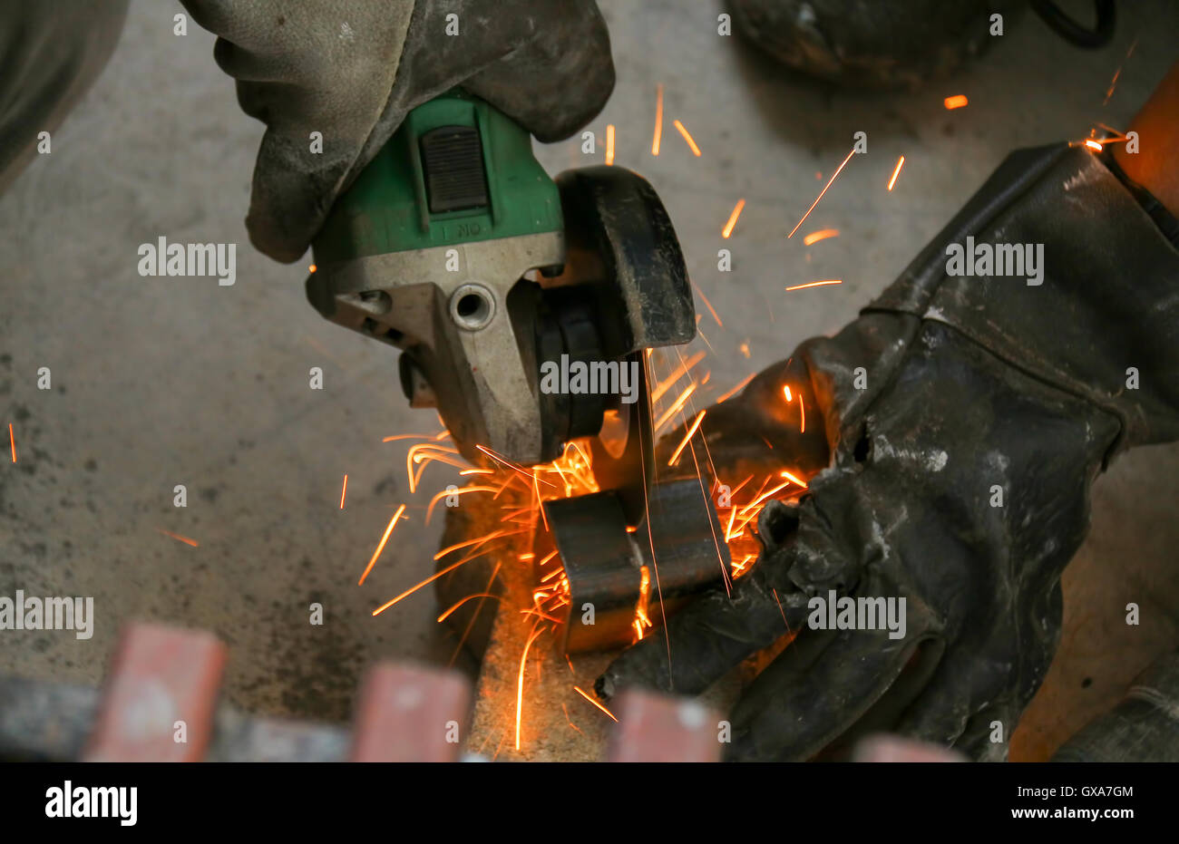 I lavoratori asiatici saldatura su acciaio industria edilizia Foto Stock
