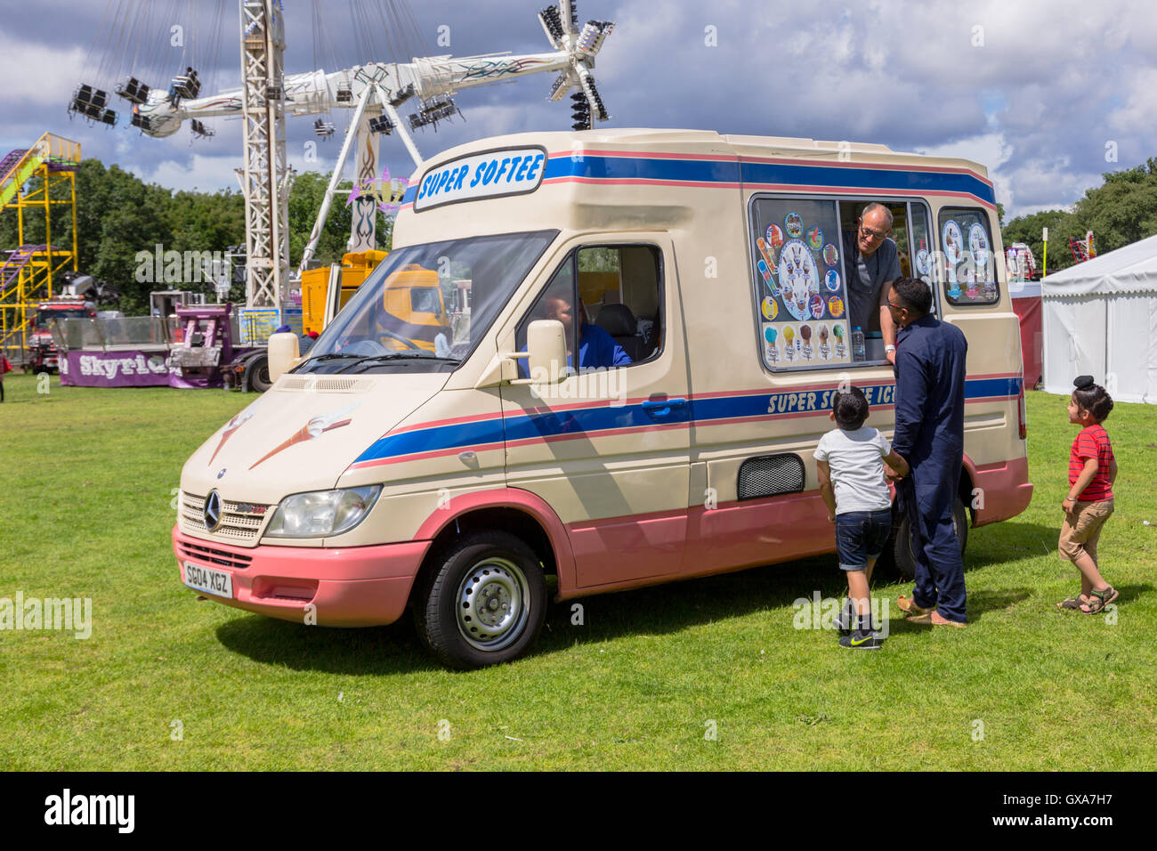 Ice Cream van presso un pubblico evento sociale a Birmingham Regno Unito 2016 Foto Stock