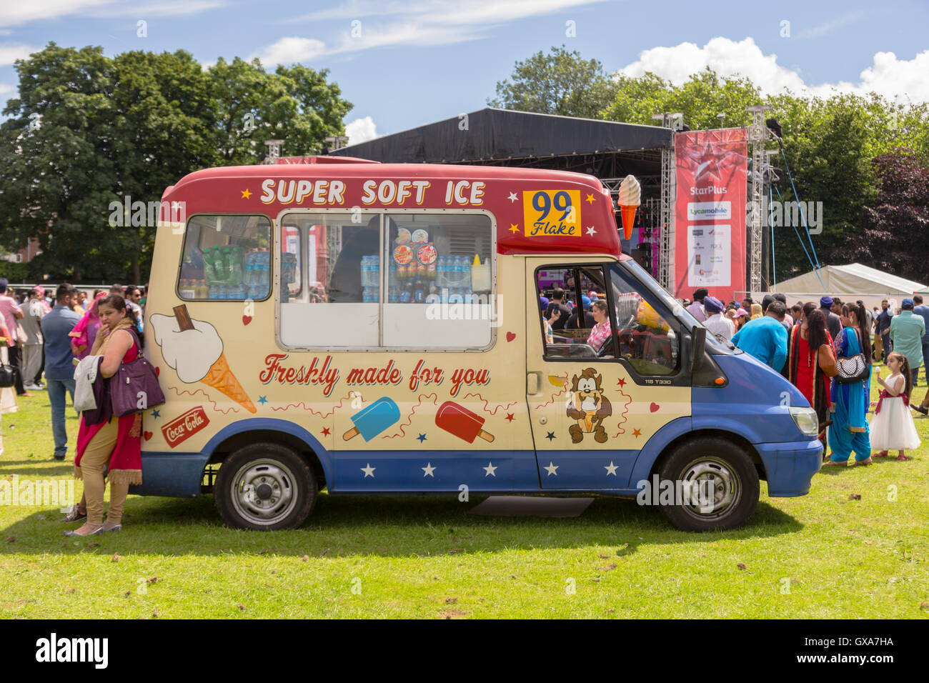 Ice Cream van presso un pubblico evento sociale a Birmingham Regno Unito 2016 Foto Stock