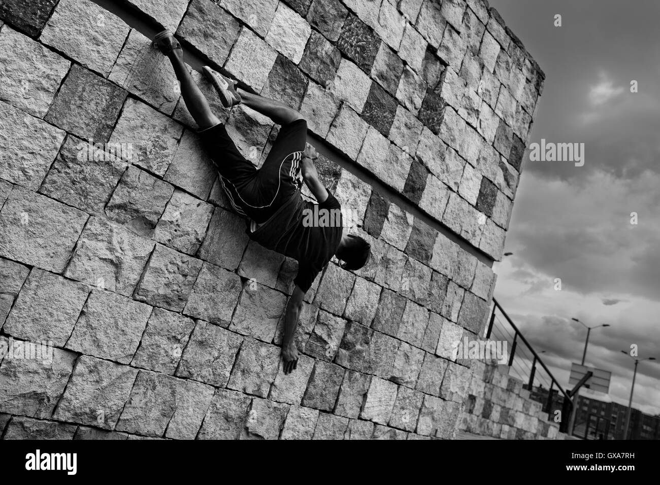 Un colombiano parkour atleta mette in mostra la sua abilità di arrampicata durante un funzionamento libero esercizio di Bogotá, in Colombia. Foto Stock