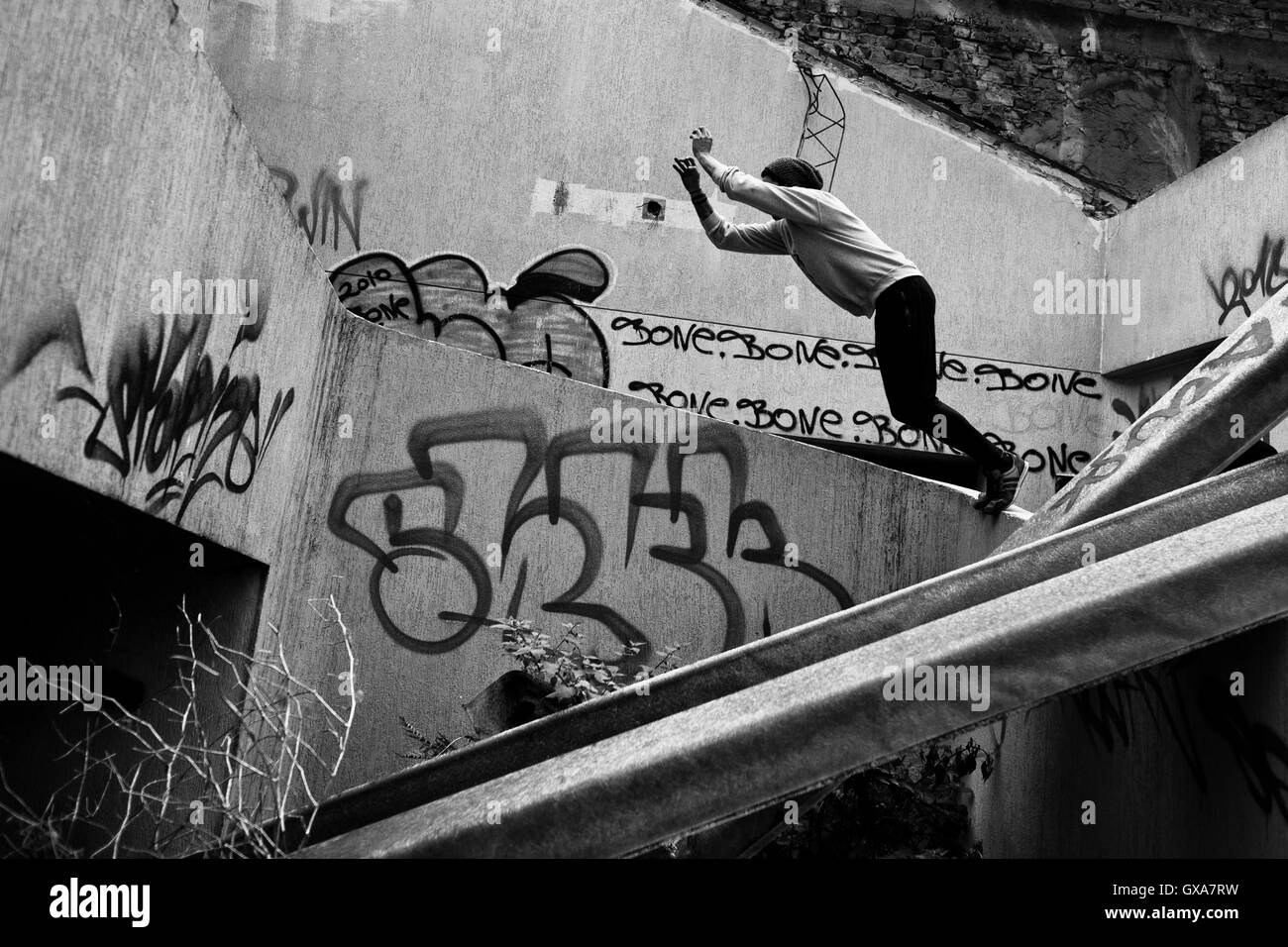 Jose Rodriguez, un parkour runner da più team di Parkour, salti dalla parete durante corsi di Bogotá, in Colombia. Foto Stock