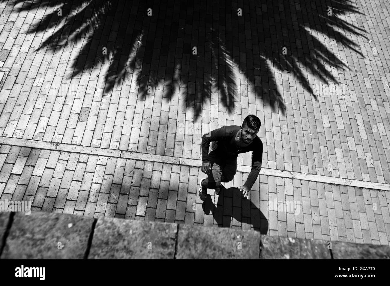 Cristian Lozano, un atleta di parkour dal team Tamashikaze, pratiche free running durante corsi di Bogotá, in Colombia. Foto Stock