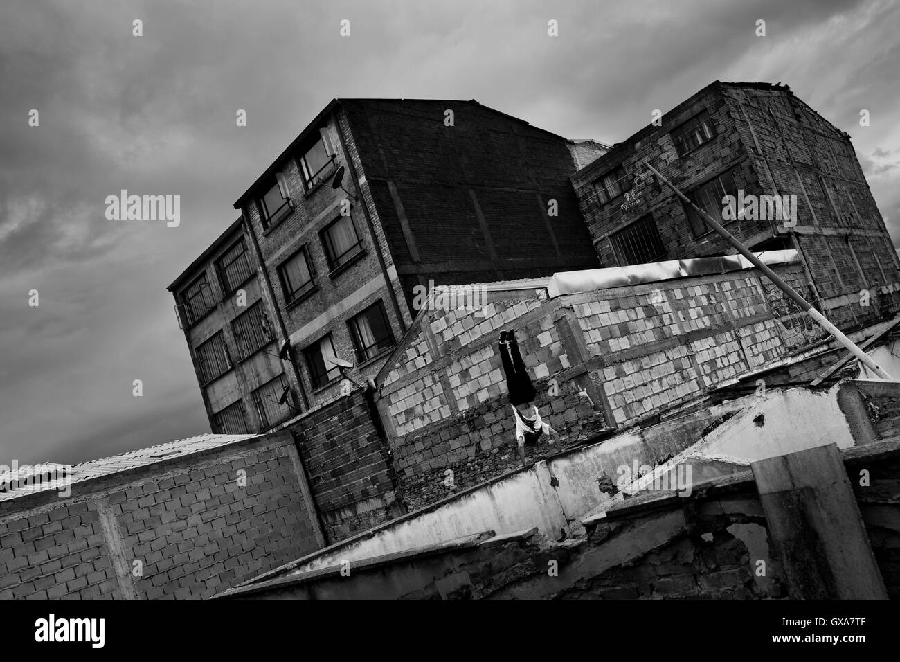 Un colombiano parkour runner si mette in mostra la sua abilità acrobatiche durante una corsa libera sessione di formazione di Bogotá, in Colombia. Foto Stock