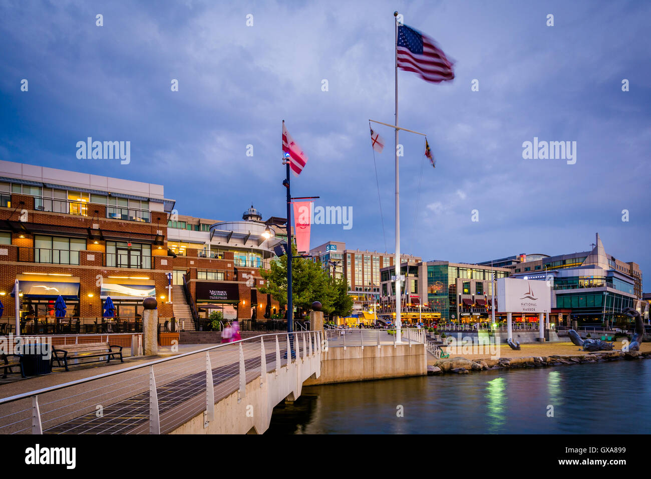 Pier e fabbricati al crepuscolo, lungo il fiume Potomac, in porto nazionale, Maryland. Foto Stock