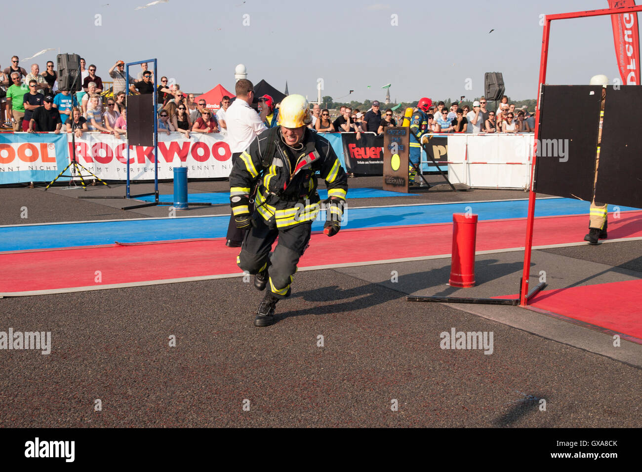 Firefighter combattere la sfida. Berlino, Germania. Foto Stock