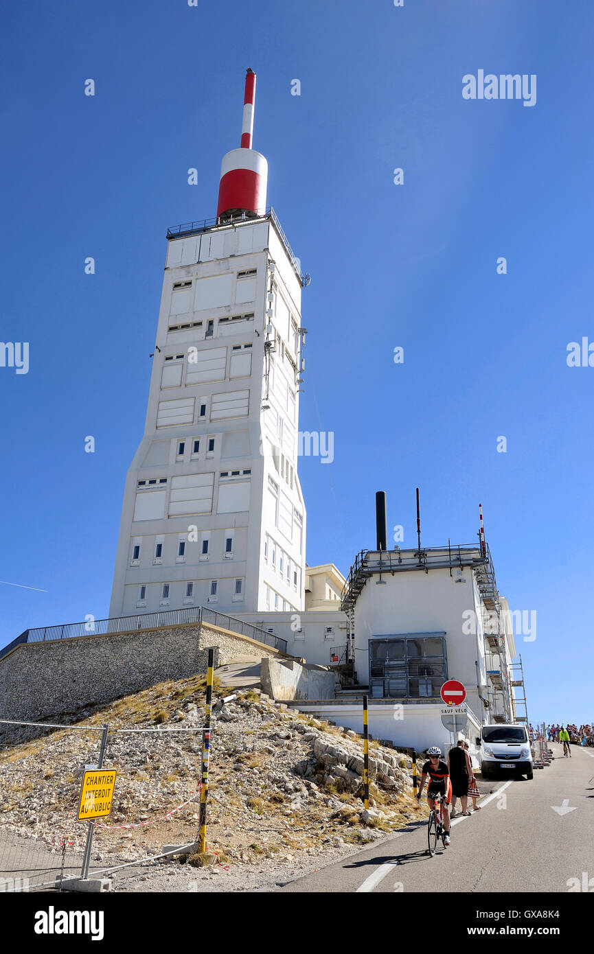 Antenna radio e le strutture di accoglienza e stazione meteo del Monte Ventoux Foto Stock