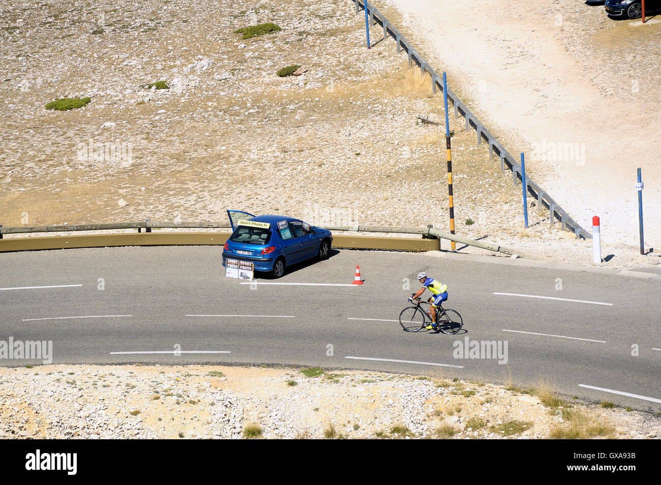 Un fotografo sportivo sulla cima del monte Ventoux fotografia ai ciclisti di ventre foto i ricordi della loro realizzazione Foto Stock