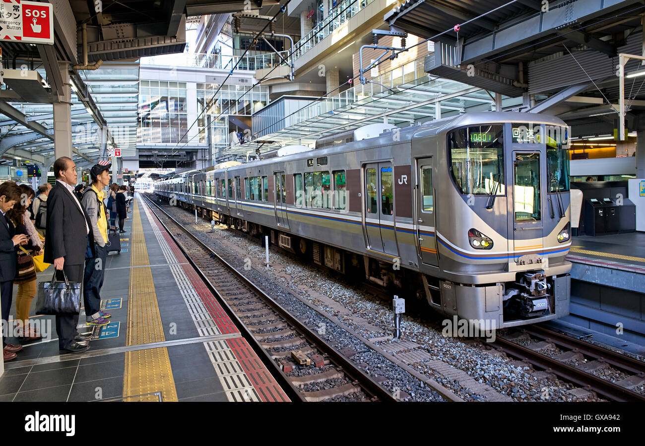 Giappone, isola di Honshu, Kansai di Osaka, piattaforme presso la stazione ferroviaria. Foto Stock