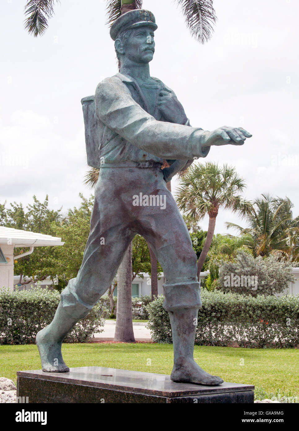 Statua di Mailman a piedi nudi a Hillsboro Beach, Florida, onora il leggendario corriere postale che ha consegnato la posta lungo la costa sabbiosa. Foto Stock