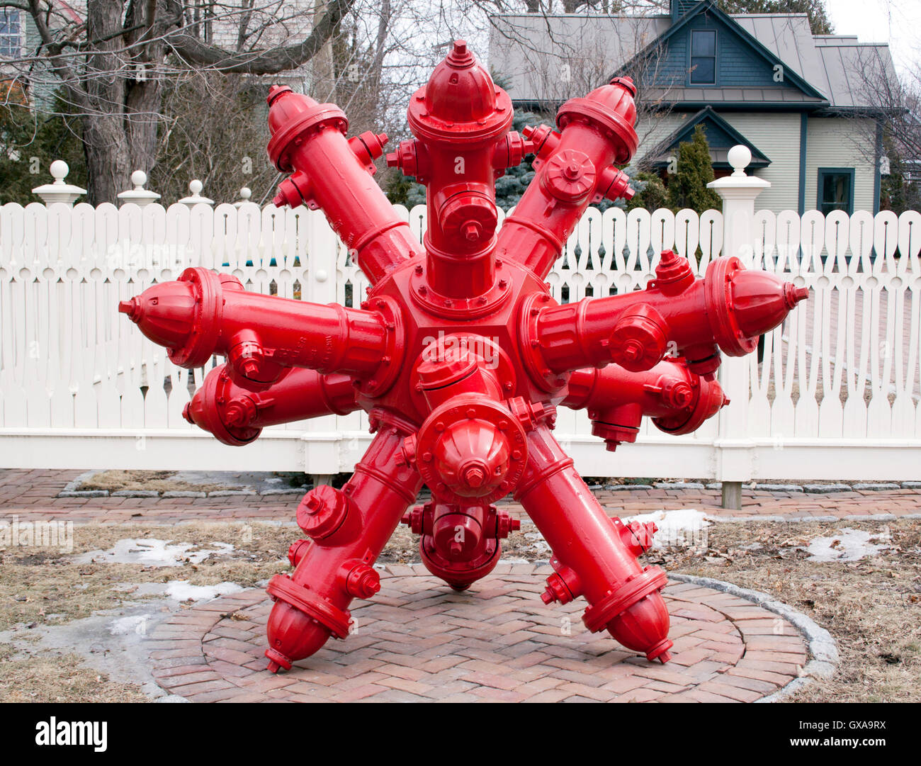 Scultura colorata di Fire Hydrant a Shelburne, Vermont, un'opera d'arte stravagante a bordo strada che aggiunge fascino e divertimento ai paesaggi urbani locali. Foto Stock