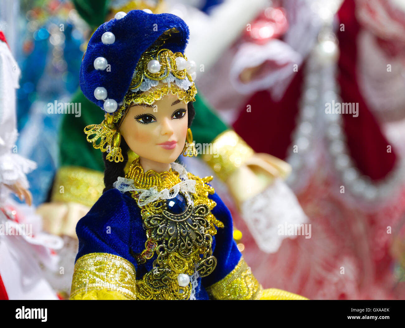Bambola fatta a mano in nazionali tradizionali abiti russo al mercato delle pulci di Mosca (Russia). Foto Stock