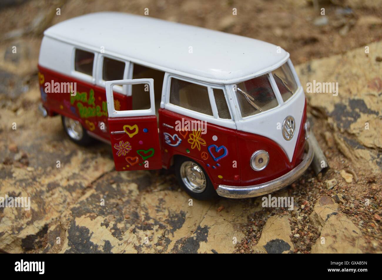 Classico Tedesco furgoni, giocattolo sul terreno roccioso. Il bianco e il rosso van nella nuda terra. Foto Stock