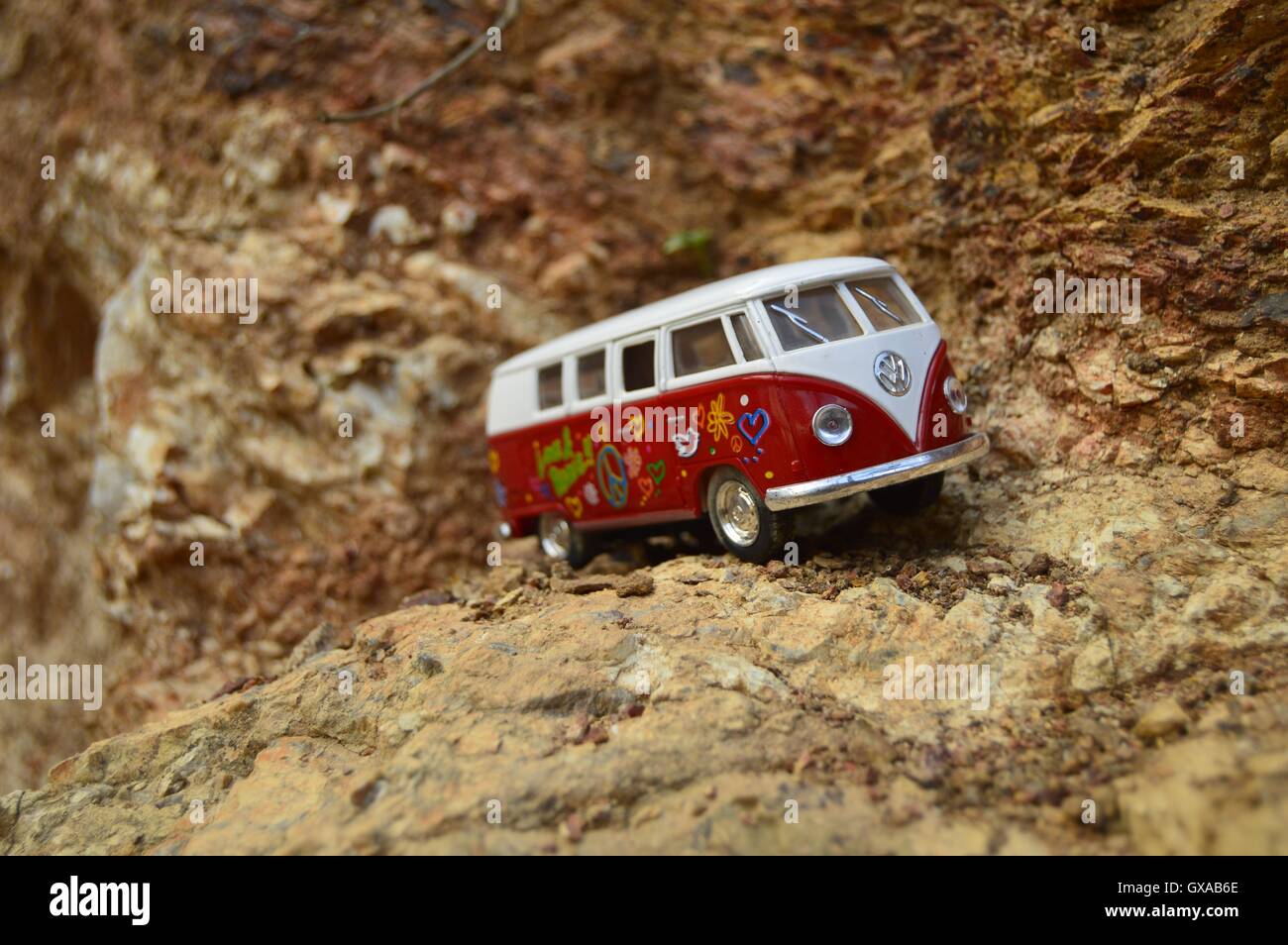 Classico Tedesco furgoni, giocattolo sul terreno roccioso. Il bianco e il rosso van nella nuda terra. Foto Stock