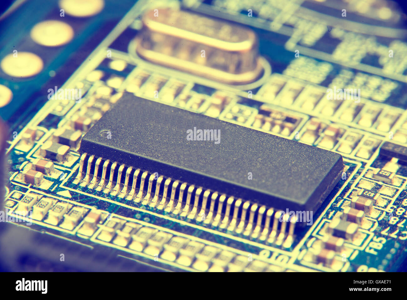 Scheda a circuito elettronico vicino. PCB blu Foto Stock