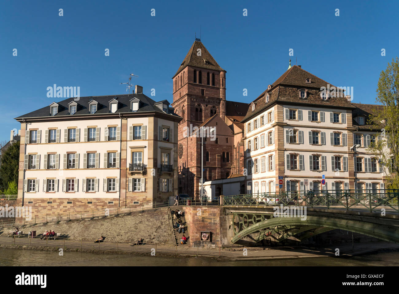 Thomaskirche an der Ill in Strassburg, Elsass, Frankreich | vista del fiume Ill con chiesa Eglise Saint-Thomas in Strasbou Foto Stock