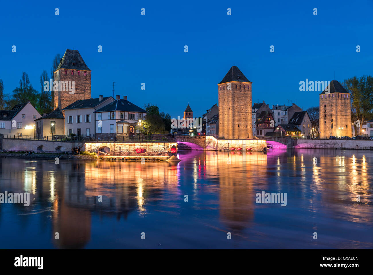 Die Tuerme der Gedeckten Bruecken Ponts Couverts an der Ill in Strassburg bei Nacht, Elsass, Frankreich | torri di medie Foto Stock