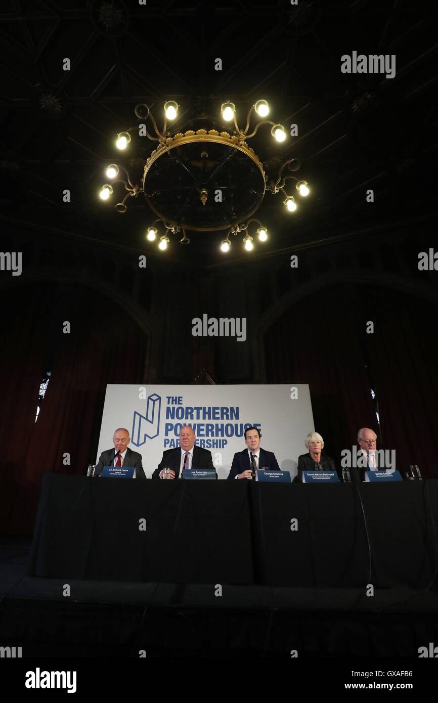 (Da sinistra a destra) Sir Richard Leese Leader del Manchester City Council, Joe Anderson Sindaco di Liverpool, ex Cancelliere George Osborne, Dame Nancy Rothwell Presidente e Vice Cancelliere dell Università di Manchester e James Cooper Chief Executive ABP durante un annuncio su Osborne del Nord di progetto fucina a Manchester Town Hall di Manchester. Foto Stock