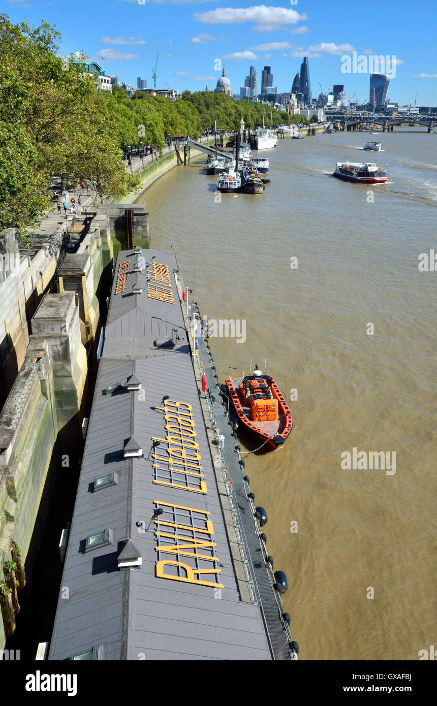 Londra, Inghilterra, Regno Unito. Scialuppa di salvataggio RNLI stazione sul Fiume Tamigi presso il Victoria Embankment da Waterloo Bridge. Scialuppa di salvataggio Foto Stock