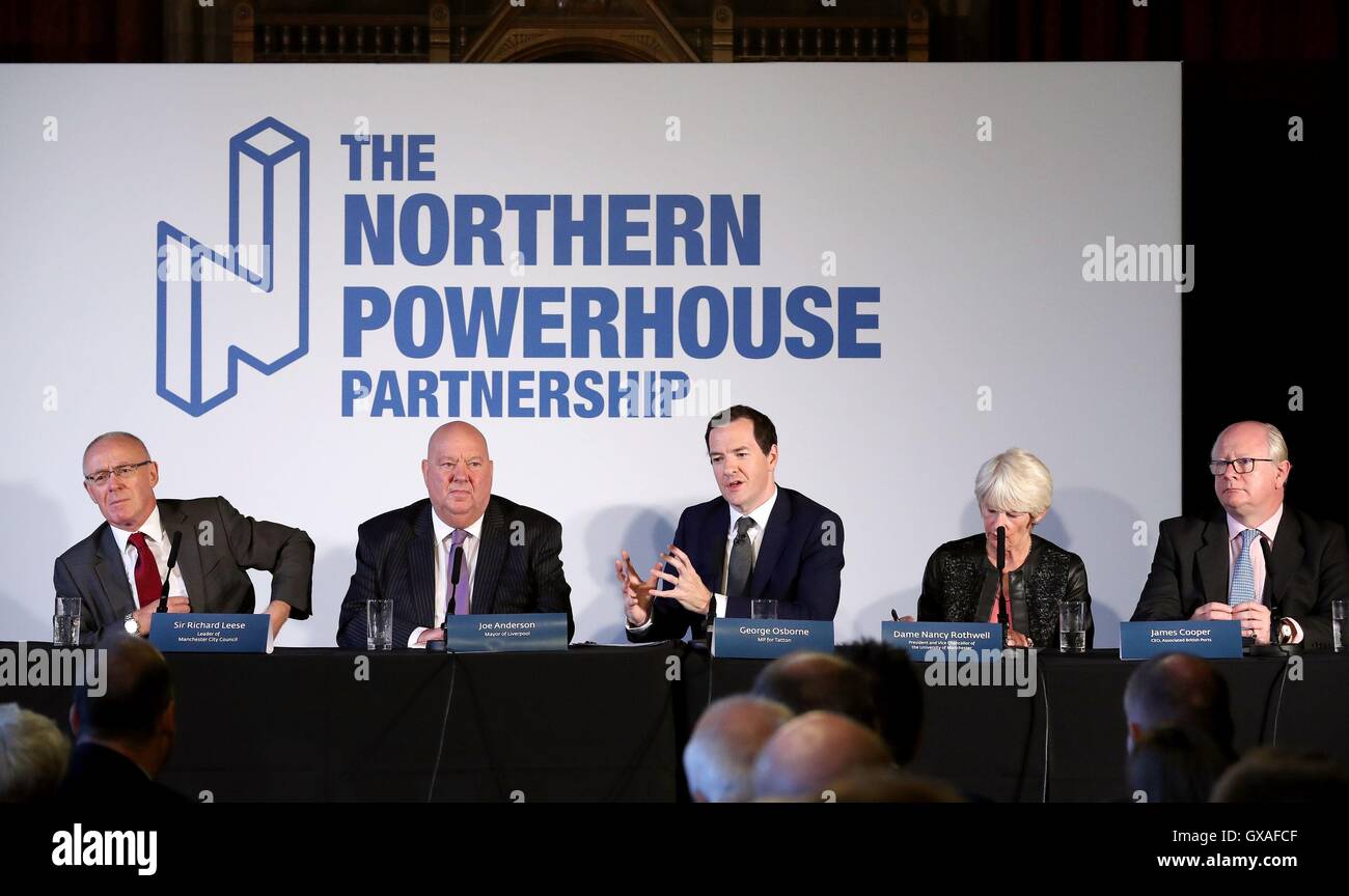 (Da sinistra a destra) Sir Richard Leese Leader del Manchester City Council, Joe Anderson Sindaco di Liverpool, ex Cancelliere George Osborne, Dame Nancy Rothwell Presidente e Vice Cancelliere dell Università di Manchester e James Cooper Chief Executive ABP durante un annuncio su Osborne del Nord di progetto fucina a Manchester Town Hall di Manchester. Foto Stock