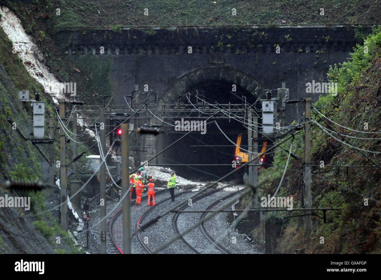 Lavoratori a lanslipip vicino a Watford Junction stazione che ha causato un treno per essere deragliato. Foto Stock