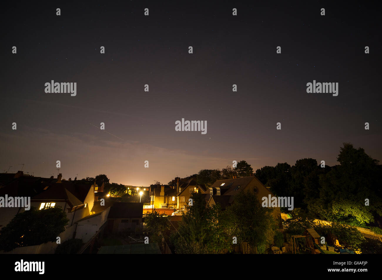 Cielo di notte sui tetti di Northampton. Foto Stock