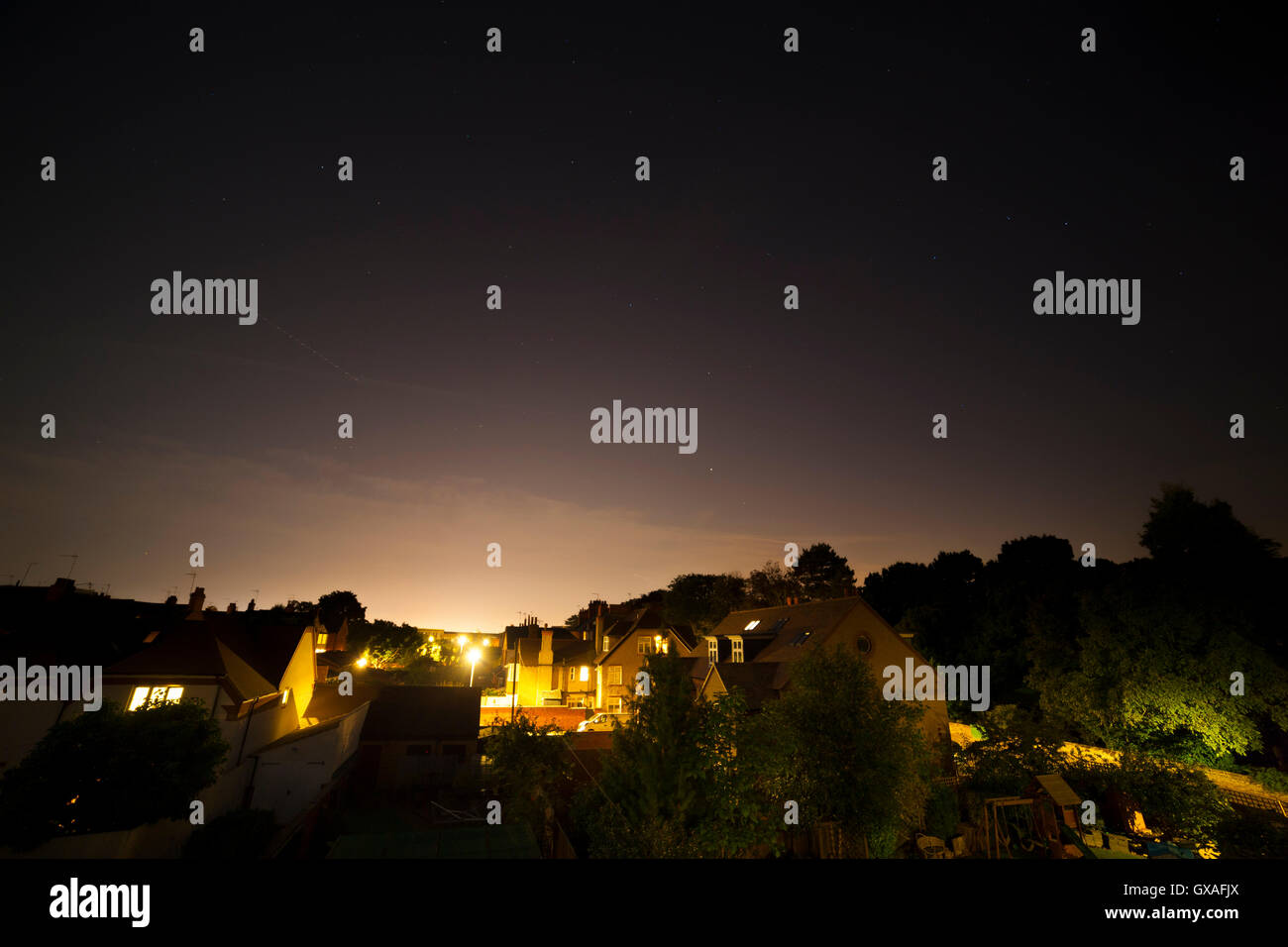 Cielo di notte sui tetti di Northampton. Foto Stock