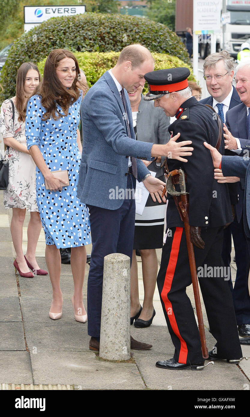 Il Duca di Cambridge viene in aiuto di Jonathan Douglas-Hughes, Vice Lord-Lieutenant di Essex quando ha preso un capovolgimento come era arrivato a steward Academy di Harlow, Essex, dove lui e sua moglie la Duchessa di Cambridge sono promuovere le loro teste insieme campagna, stanno scoprendo come i giovani stanno affrontando con la vita di pressioni. Foto Stock