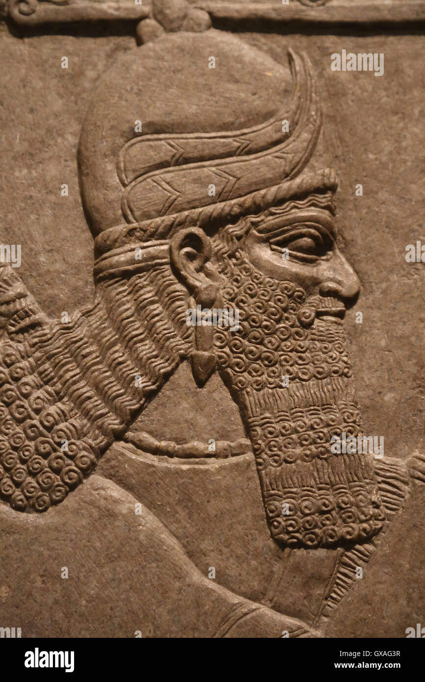 Rilievo con avvolto genius. Ix secolo A.C. Neo-Assyrian. Regno di Ashurnasirpal. Nimrud (antica Kalhu). Mesopotamia settentrionale. Foto Stock