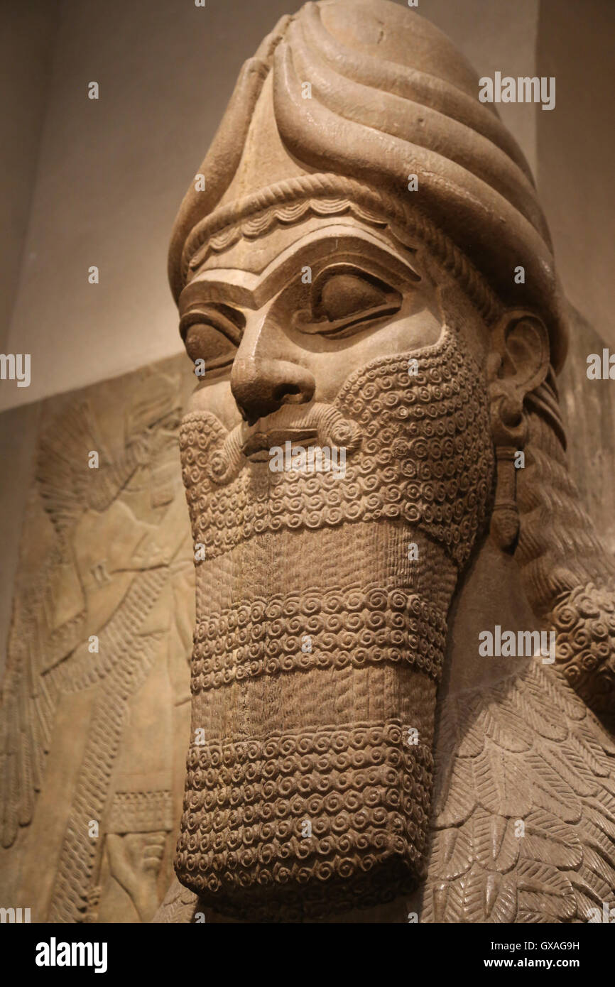 Uomo con testa di leone alato (lamassu). 883-859 A.C. Neo-Assyrian. Regno di Ashurnasirpal. Nimrud (antica Kalhu). Foto Stock