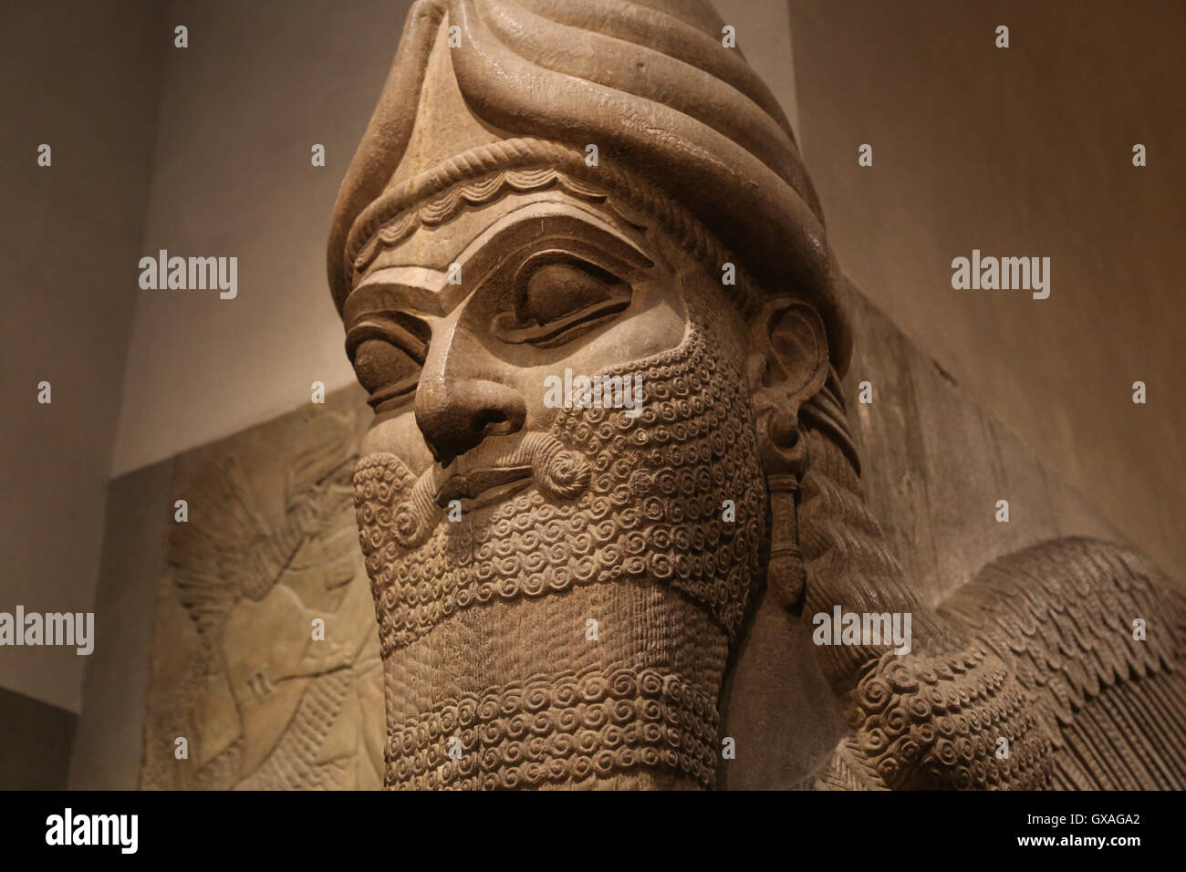 Uomo con testa di leone alato (lamassu). 883-859 A.C. Neo-Assyrian. Regno di Ashurnasirpal. Nimrud (antica Kalhu). Foto Stock