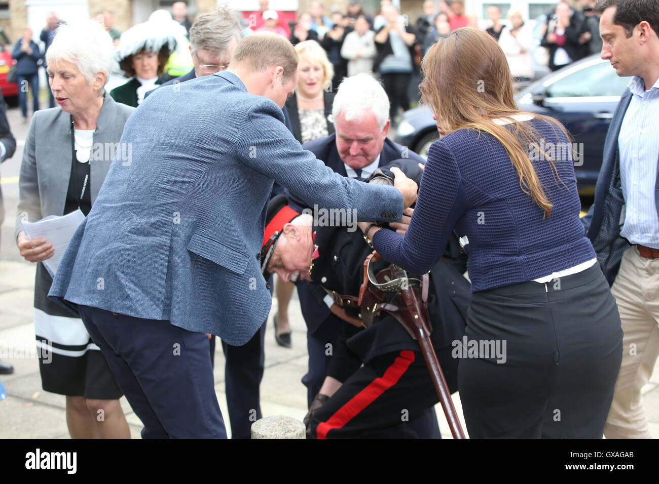 Il Duca di Cambridge viene in aiuto di Jonathan Douglas-Hughes, Vice Lord-Lieutenant di Essex quando ha preso un capovolgimento come era arrivato a steward Academy di Harlow, Essex, dove lui e sua moglie la Duchessa di Cambridge sono promuovere le loro teste insieme campagna, stanno scoprendo come i giovani stanno affrontando con la vita di pressioni. Foto Stock