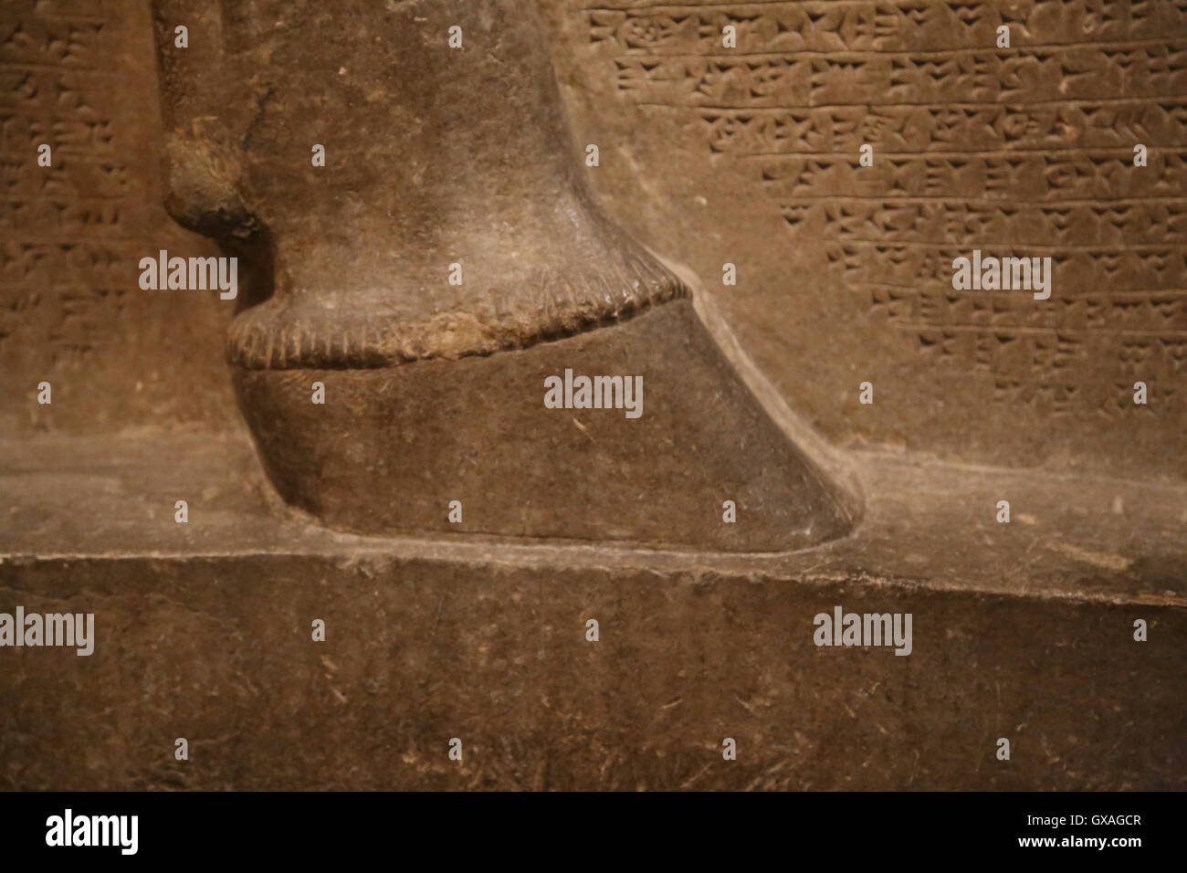 Uomo con testa di leone alato (lamassu). Zoccolo. 883-859 A.C. Neo-Assyrian. Regno di Ashurnasirpal. Nimrud (antica Kalhu). Mes settentrionale Foto Stock