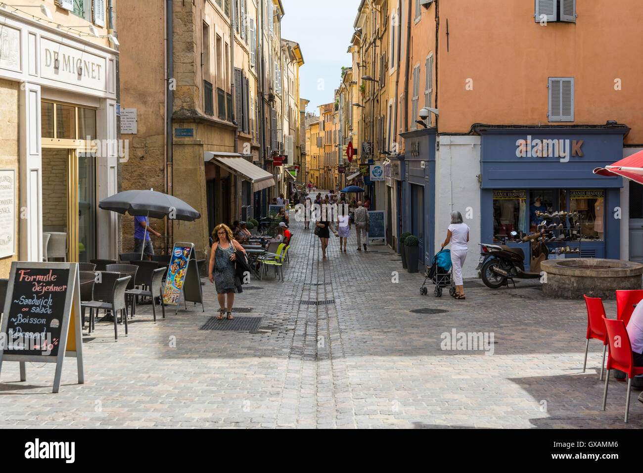 Aix en provence,France-August 9,2016:persone passeggiare per le tipiche strade di Aix-en-Provence durante un giorno d'estate. Foto Stock