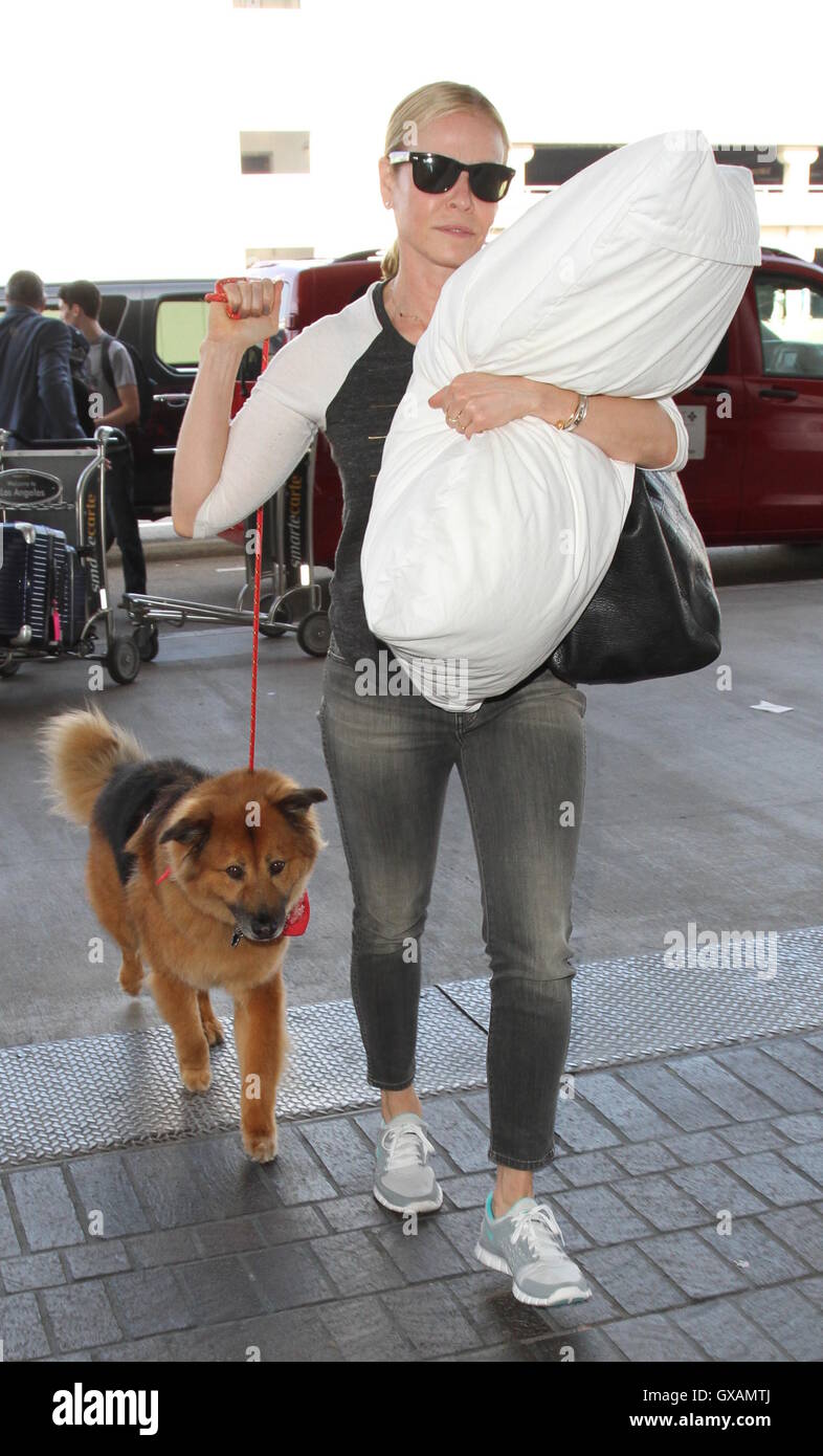 Chelsea Handler partono dall'aeroporto con il suo cane con: Chelsea gestore in cui: Los Angeles, California, Stati Uniti quando: 01 Lug 2016 Foto Stock