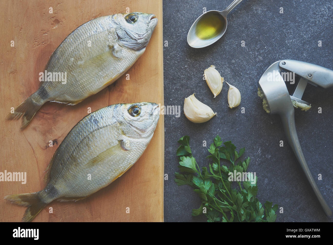 Pesce fresco preparazione per essere cotti, vista dall'alto Foto Stock